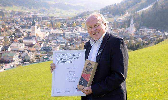 Hans Grogl mit seiner Auszeichnung