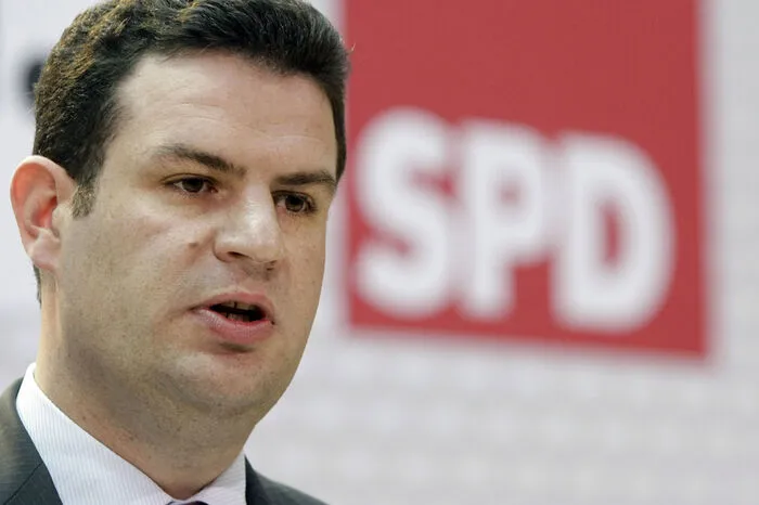 Das Arbeits- und Sozialministerium geht an die SPD. Der bisherige Arbeitsminister Hubertus Heil bleibt auch unter Kanzler Scholz im Amt. Er hat nach Ansicht seiner Partei in der Großen Koalition einen guten Job gemacht.