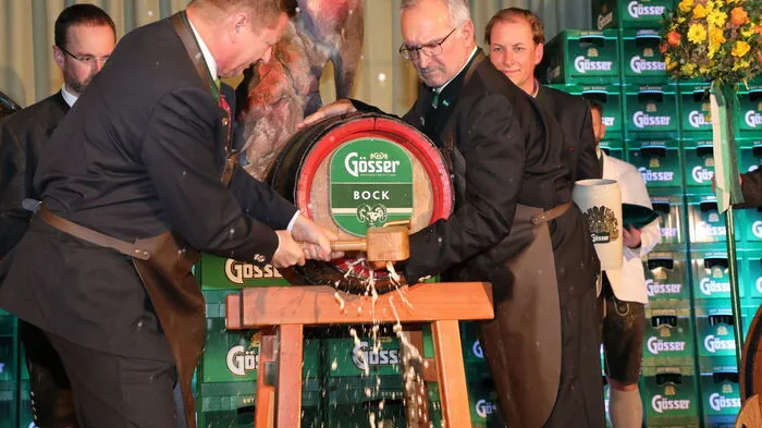 Mit der Unterstützung von Braumeister Andreas Werner (r.) zapfte Kurt Wallner, Leobens Bürgermeister, das erste Fass Bockbier an. 