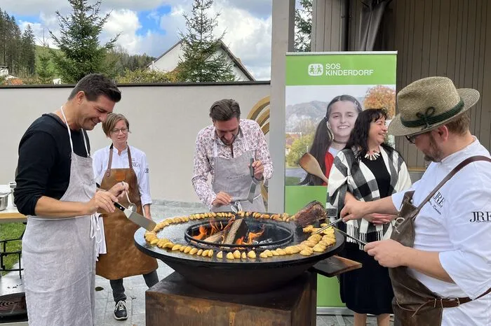 Gemeinsames Kochen für das SOS-Kinderdorf.