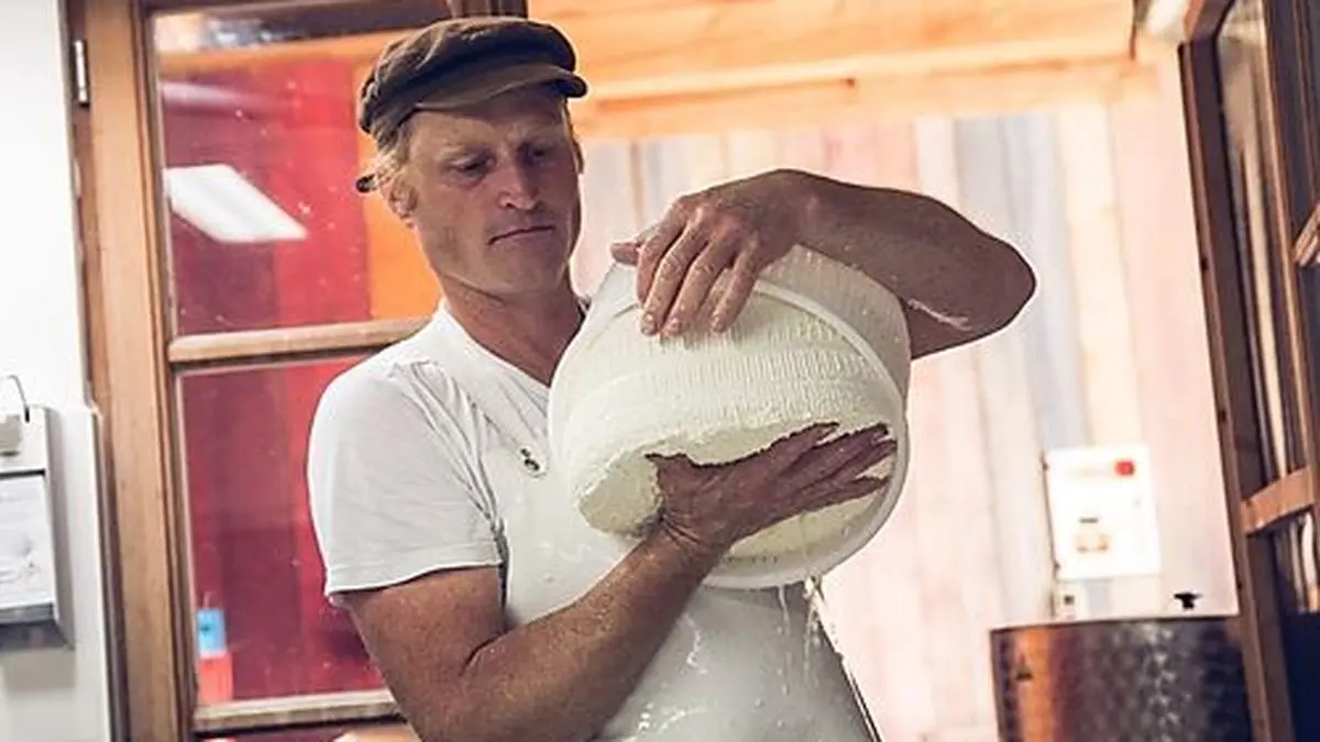 Christoph Höfer gibt Einblick in seine Bergkäserei