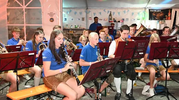 Den stimmungsvollen Auftakt gestaltete die Stadtkapelle Althofen unter der Leitung von Kapellmeister Armin Korak  mit einem Platzkonzert. 