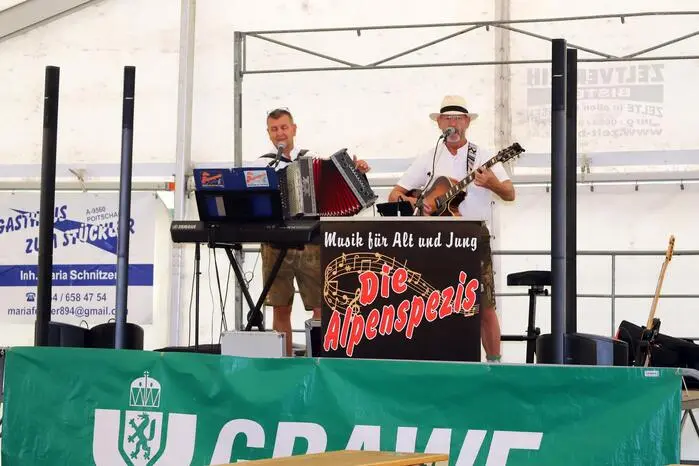 Für die musikalische Unterhaltung im  Festzelt beim Rüsthaus sorgten die „Alpenspezis“ mit Hubert Scheiber und Siegfried Müller.