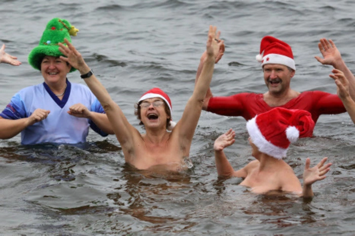 Schon seit 30 Jahren genießt der örtliche Schwimmclub im ostdeutschen Senftenberg zu Weihnachten das traditionelle Bad.