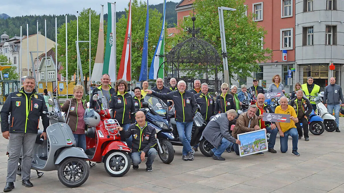 Bürgermeister Peter Koch hieß die Delegation des Vespa Club Hagen um 1. Vorstand Frank Menzenhauer mit einem kleinen Empfang in ihrer Partnerstadt willkommen