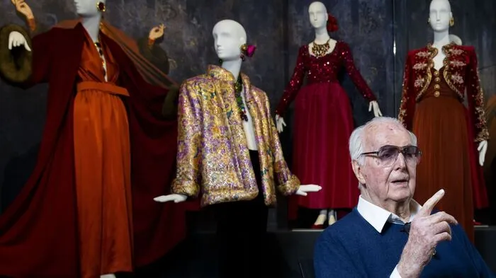 Hubert de Givenchy bei seiner Retrospektive "To Audrey with Love". Givenchy stattete seit den 50er-Jahren unter anderem die US-Schauspielerin Audrey Hepburn aus, die als seine Muse galt. Zu seinen Kundinnen zählte auch die frühere First Lady yJackie Kennedy, Elizabeth Taylor und Marlene Dietrich.