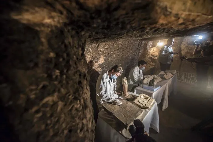 Drei weitere Sarkophage aus der Zeit des Neuen Reichs (1550 bis 1070 vor Christus) beherbergten laut dem Minister Dutzende einbalsamierte Katzen sowie 100 vergoldete Holzkatzen und eine Bronzestatue der Katzengöttin Bastet.