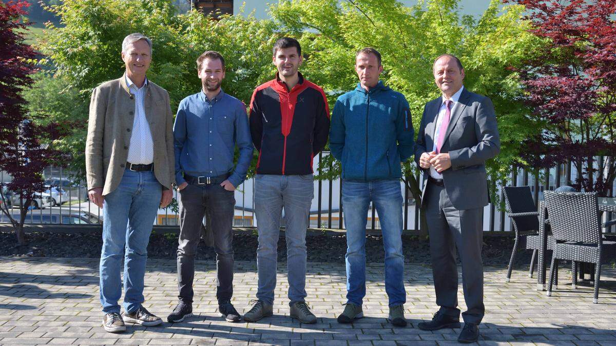 Josef Geisler (re.) und Landesforstdirektor Josef Fuchs (li.) gratulieren den neuen Waldaufsehern Stefan Unterfeldner (Thurn), Christoph Fankhauser (Matrei i. O.) und Franz-Martin Lang (Virgen) zum Abschluss der Ausbildung. 