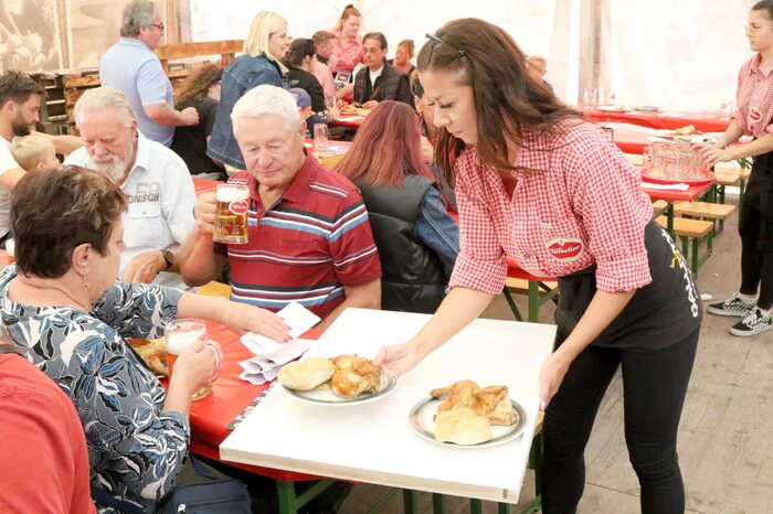 Besonders die Grill- und Backhendln werden neben dem Riesen-Wiener gerne bestellt. 