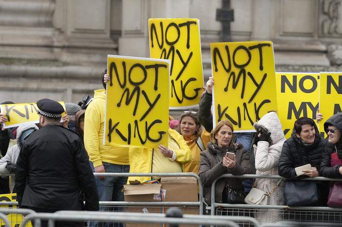 Proteste gegen die Monarchie vor der Kirche