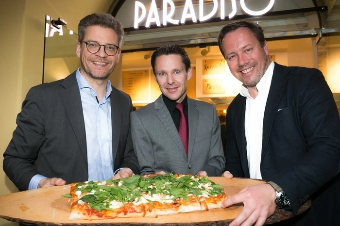Die Eröffnung feierten die K&Ö-Vorstände Martin Wäg (l.) und Thomas Böck (r.) mit Paradiso-Chef Christian Wolf sowie...