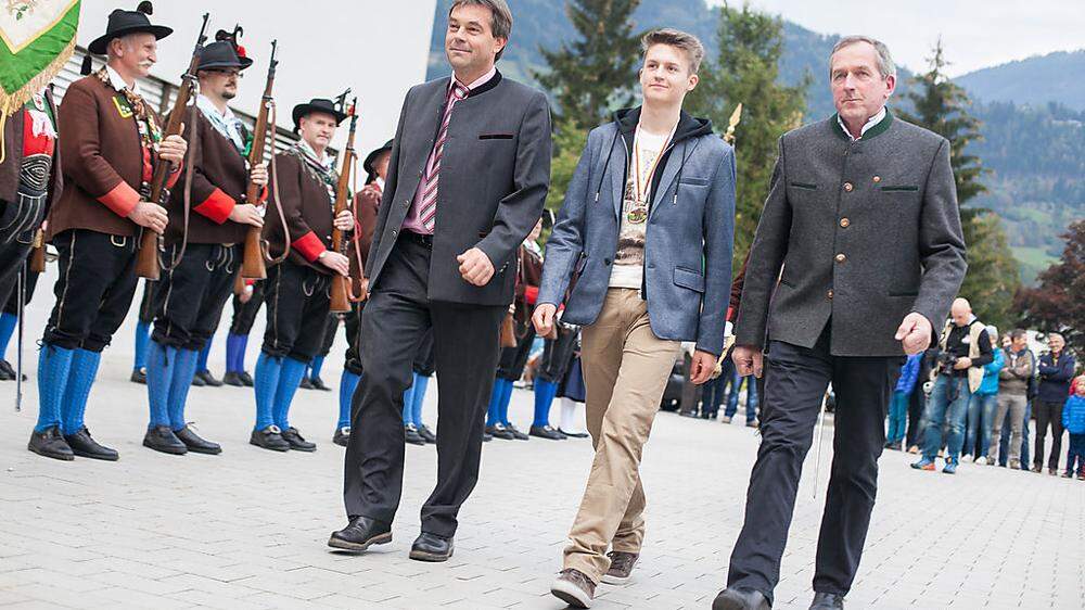 Mit Bürgermeister Andreas Pfurner und dem Landtagsabgeordneten Hermann Kuenz schritt Felix Gall (Mitte) die Schützenformation ab