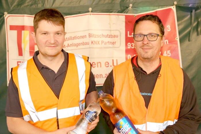 FF-Kommandant Wolfgang Moser und sein Stellvertreter Christian Rainer (von rechts) konnten bei der Party zahlreiche Gäste willkommen heißen: 