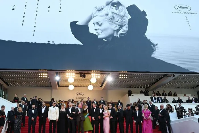 Sie alle kamen am Dienstag zur Premiere von "Asteroid City" zu den Filmfestspielen nach Cannes. Wie schon 2021 bei der Premiere von "The French Dispatch" fuhren die Stars gemeinsam im Bus statt einzeln in Limousinen zum roten Teppich.