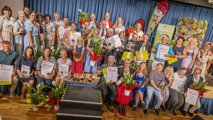 Bei der Abschlussgala der Kärntner Blumenolympiade der Kärntner Gärtner wurden die Sieger und Siegerinnen auf Landes- und Regionalebene ausgezeichnet. Die Blumenolympiade wird von der Fördergemeinschaft Garten organisiert und von der Landesregierung sowie der Landwirtschafstkammer unterstützt. Die Kleine Zeitung ist Medienpartner.