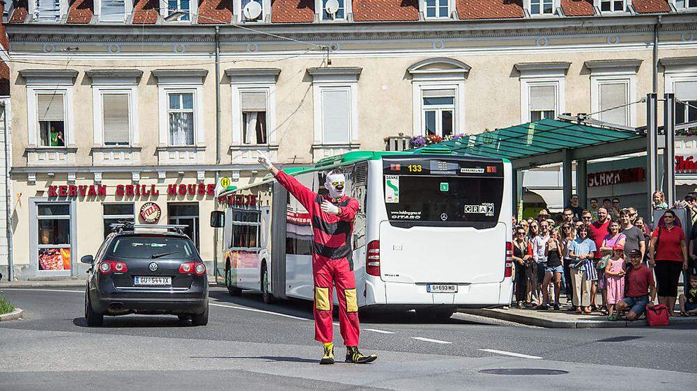 Ein Clown dirigiert den Verkehr bei La Strada: empfehlenswert!