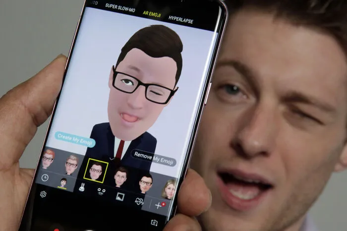 Für eine noch persönlichere Kommunikation erstellt das Smartphone zudem aus einem Selfie oder einer Videoaufnahme ein animiertes AR-Emoji und wandelt die individuellen Gesichtszüge in ein 3D-Modell um, das verschiedene Stimmungsausdrücke widerspiegelt.