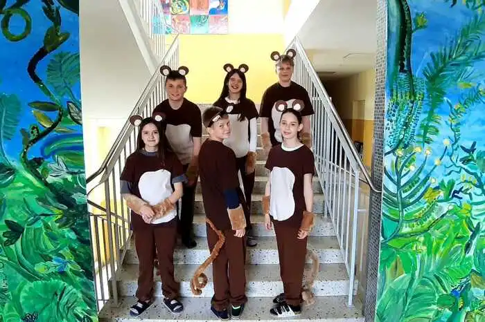 Das Bühnenbild und die Kostüme haben wieder die Schüler, Eltern und Lehrer gemeinsam gestaltet und umgesetzt.