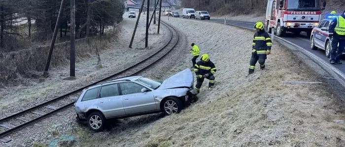 Das Auto kam in einer Linkskurve ins Schleudern