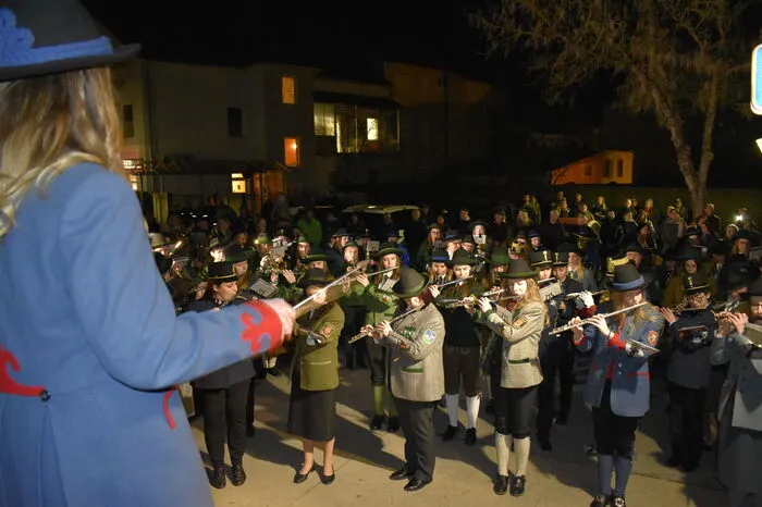 135 Musikerinnen und Marketenderinnen aus dem Musikbezirk Feldbach marschierten unter der Leitung von Kapellmeisterin Laura Winkler und der Stabführerin Stefanie Dornik und gemeinsam mit Bezirksobmann Franz Monschein ein.