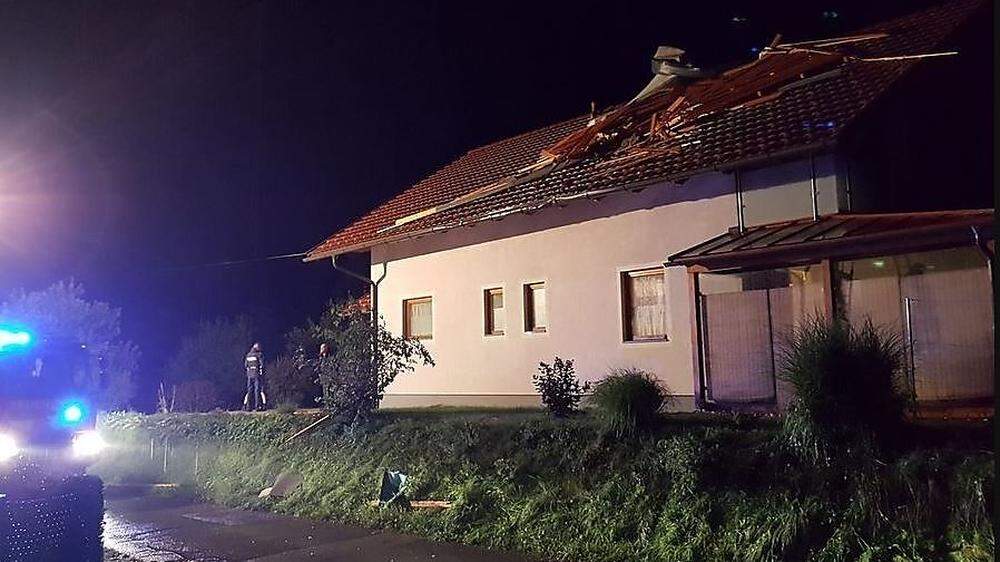 Das Dach des Hauses wurde teilweise abgedeckt