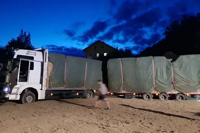 Montagabend blieb ein ungarischer Lenker mit seiner riesigen Strohballen-Ladung im weichen Sand eines Alt-Steiner Privatgrundstücks stecken. Er dürfte sein Navi falsch programmiert haben.