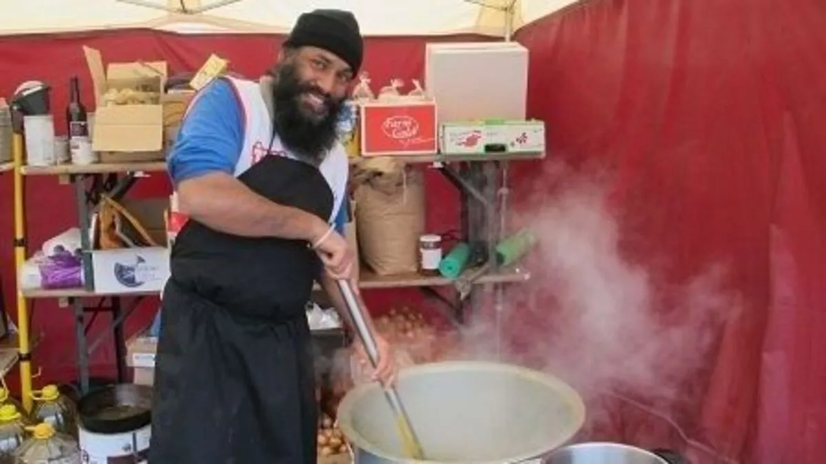 Koch Emrik Hundal kocht direkt an der Grenze, Lebensmittel werden dringend gebraucht