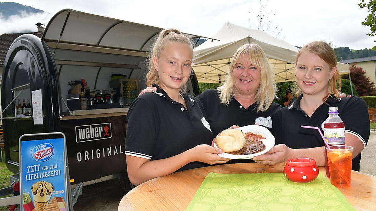 Roswitha Hohenberger mit ihren Töchtern Sarah (links) und Sabrina (rechts) und ihrem Food Truck