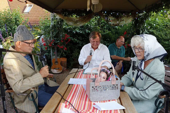 Die Besucher lauschten Texten der "Kulturbaustelle Söchau".
