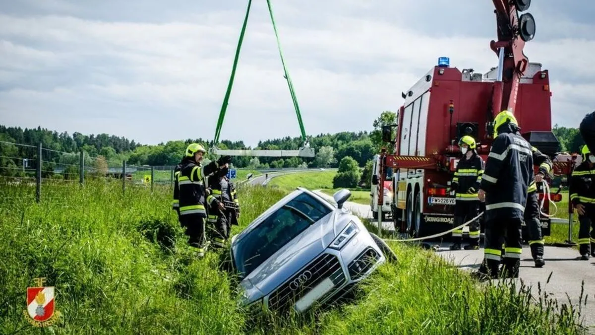 Eine Stunde lang dauerte die Bergung des Fahrzeugs aus dem Graben im Ortsteil Stögersdorf in der Gemeinde Mooskirchen