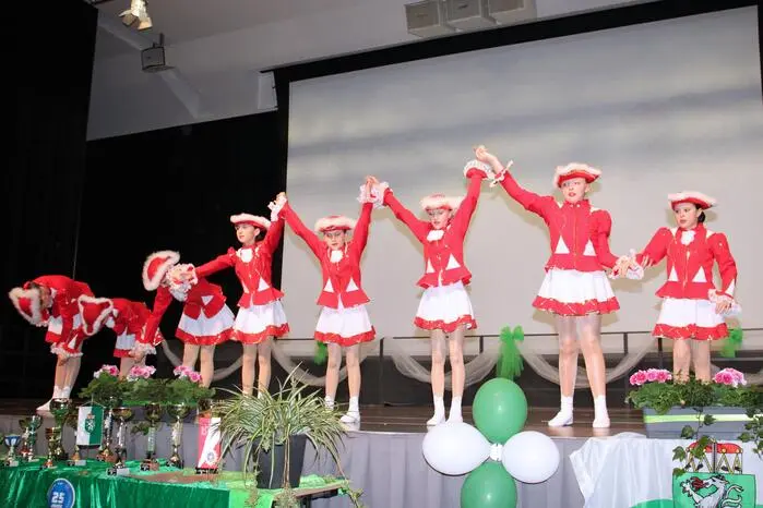 Bestens vorbereitet von Trainerin Julia Kohlbacher präsentierten die Mädchen der Midi-Garde in ihrer Gruppe eine sehenswerte Choreografie mit akrobatischen Einlagen.