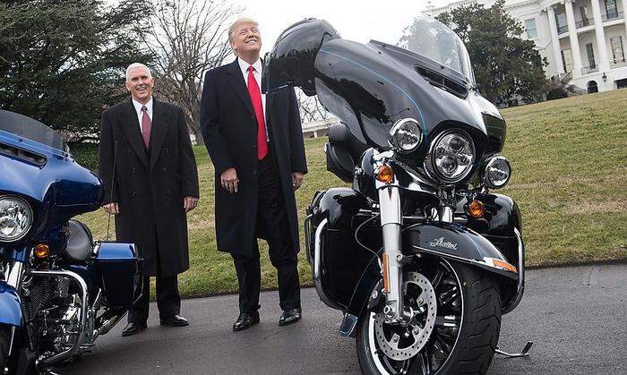 US-Präsident Donald Trump vor einer Harley Davidson