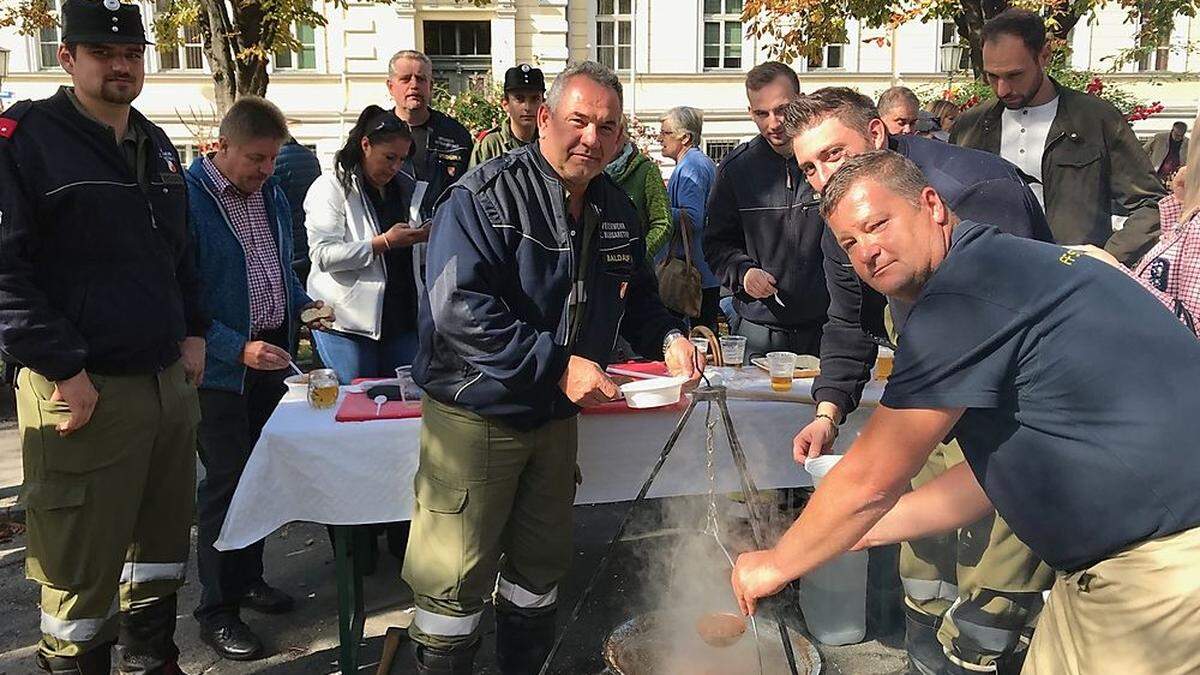 Auch ein Team der Feuerwehr ist traditionell beim Gulasch-Wettkochen mit dabei