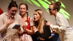 Junge Talente auf der Faschingsbühne: Sarah Klinar, Marie Neustätter, Angelina Pleikner und Larissa Göckler