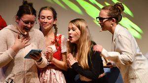 Junge Talente auf der Faschingsbühne: Sarah Klinar, Marie Neustätter, Angelina Pleikner und Larissa Göckler