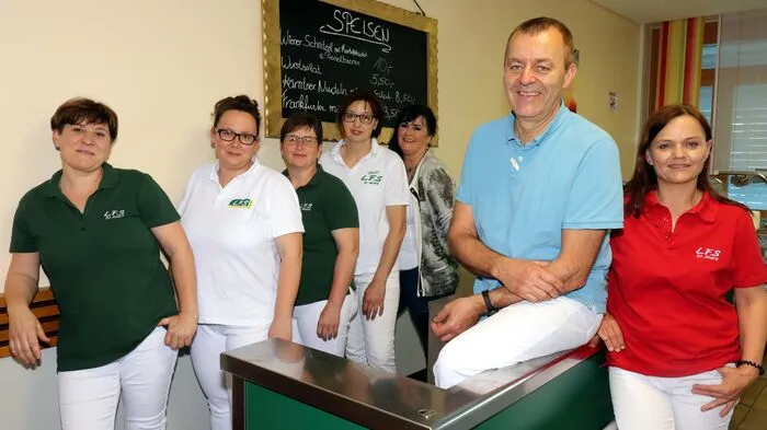 Beim LFS Ball war Gemeinsamkeit gefragt. Mit dabei auch das Küchenteam mit Küchenchef Peter Pirker, welches für Köstlichkeiten sorgte. 