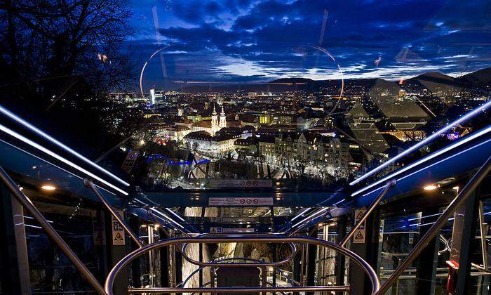 Atemberaubend: der nächtliche Ausblick aus der Schloßberbahn heraus