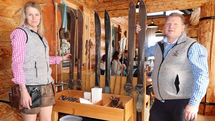 Am Foto von Links: Johanna Walze und Geschäftsführer &amp; Gastwirt Klaus Dolleschall konnten sich über einen sehr erfolgreichen Wintersaisonabschluß im Sternen Berg Gasthof auf der Hochrindl freuen!