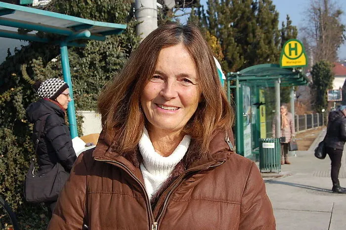 Hannelore Veith: "Was mir in letzter Zeit nicht gefällt, ist dass immer mehr zugebaut wird und die meisten Neubauten Anlegerwohnungen sind, viele wären nicht notwendig. Die Dichte wird nicht eingehalten. Die Infrastruktur reicht nicht aus um das auszugleichen und der Verkehr nimmt zu, die Frequenz der Straßenbahn müsste erhöht werden.
