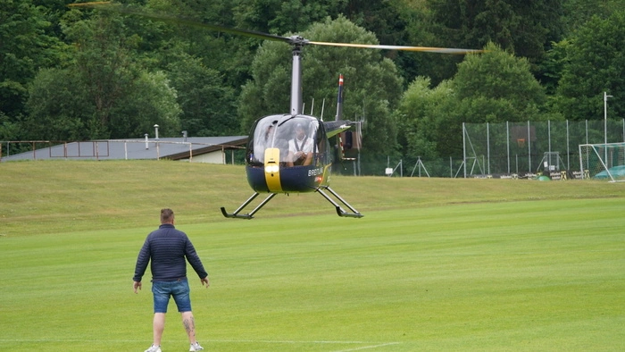 Wer kommt denn da per Hubschrauber nach Radenthein?  