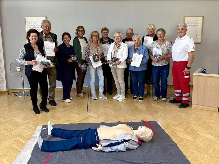 Die Seniorinnen und Senioren beim Erste-Hilfe-Kurs