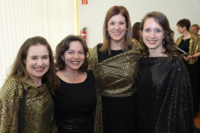 Glitzer und Glamour in den Reihen des Singkreises.