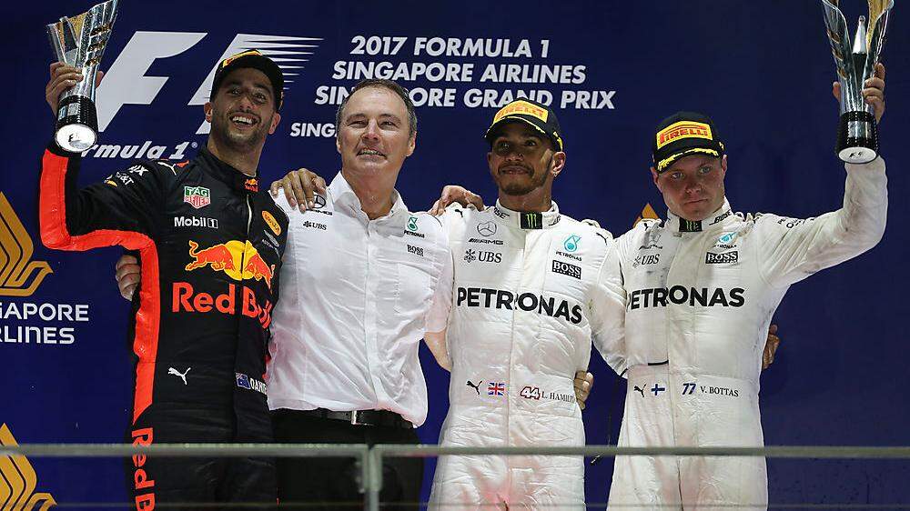 Hamilton (2. v. r.) siegte vor Ricciardo (l.) und Bottas (r.)