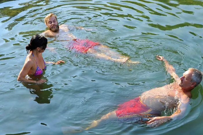 Erste Übung, der "Tote Mann", sich tragen lassen vom Wasser. Damit kann man sich beim Schwimmen ausruhen