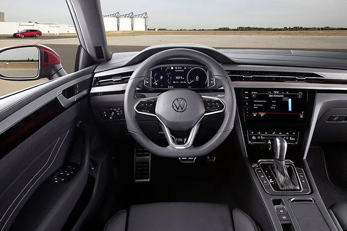 Was das analoge wie digitale Innenleben angeht, hebt VW den Arteon auf den aktuellen Stand im Konzern. Bedeutet: Tasten und Knöpfe weichen Touchflächen, wie etwa bei der Bedienung der Klimaanlage oder auf dem Multifunktionslenkrad. Serienmäßig sind die digitalen Instrumente im Format von 10,25 Zoll an Bord, genauso wie kabellose Schnittstellen für „Apple CarPlay“ und „Android Auto“ oder eine Ambientebeleuchtung, die bis zu 30 Farben spielt. 