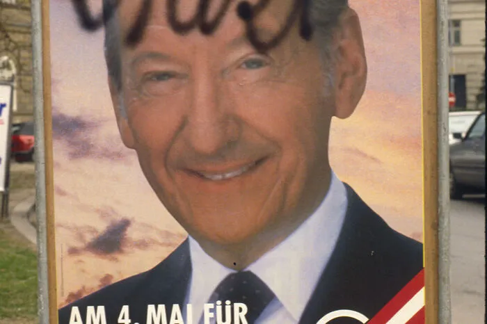 Der Fall Waldheim polarisiert: Während er auf der einen Seite eine Aufarbeitung der NS-Zeit und der Mitschuld Österreichs bewirkt, fühlen sich seine Anhänger bestärkt und lassen ihrem Antisemitismus freien Lauf.