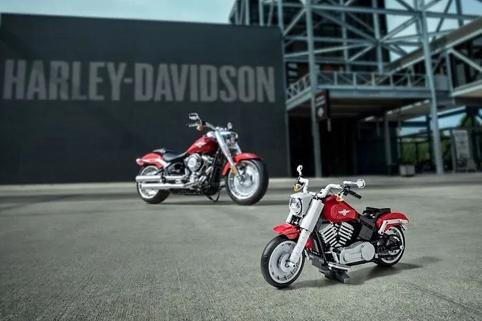 1023 Teile. Die Fat Boy von Harley-Davidson ist Kult - und wurde von Lego Creator auf eine Länge von 33 Zentimetern geschrumpft, aber mit zahlreichen Details versehen. Wie zum Beispiel einem Motor mit beweglichen Kolben, der zum Leben erwacht, wenn man am Hinterrad dreht.