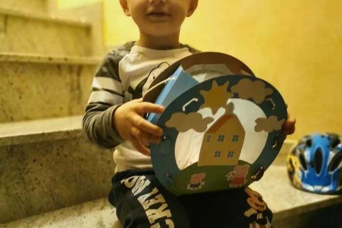 Luca konnte es kaum erwarten seine selbst gebastelte Laterne endlich leuchten zu sehen