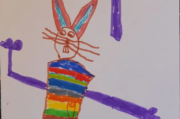 Moritz Post Uiterweer hat für seine Oma einen Osterhasen mit dem Vogel Lora gezeichnet. Daheim ist er in Krakaudorf