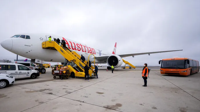 Weitere besondere Location für eine Corona-Impfung: Am Samstag wurde in einer Boeing 777 geimpft.